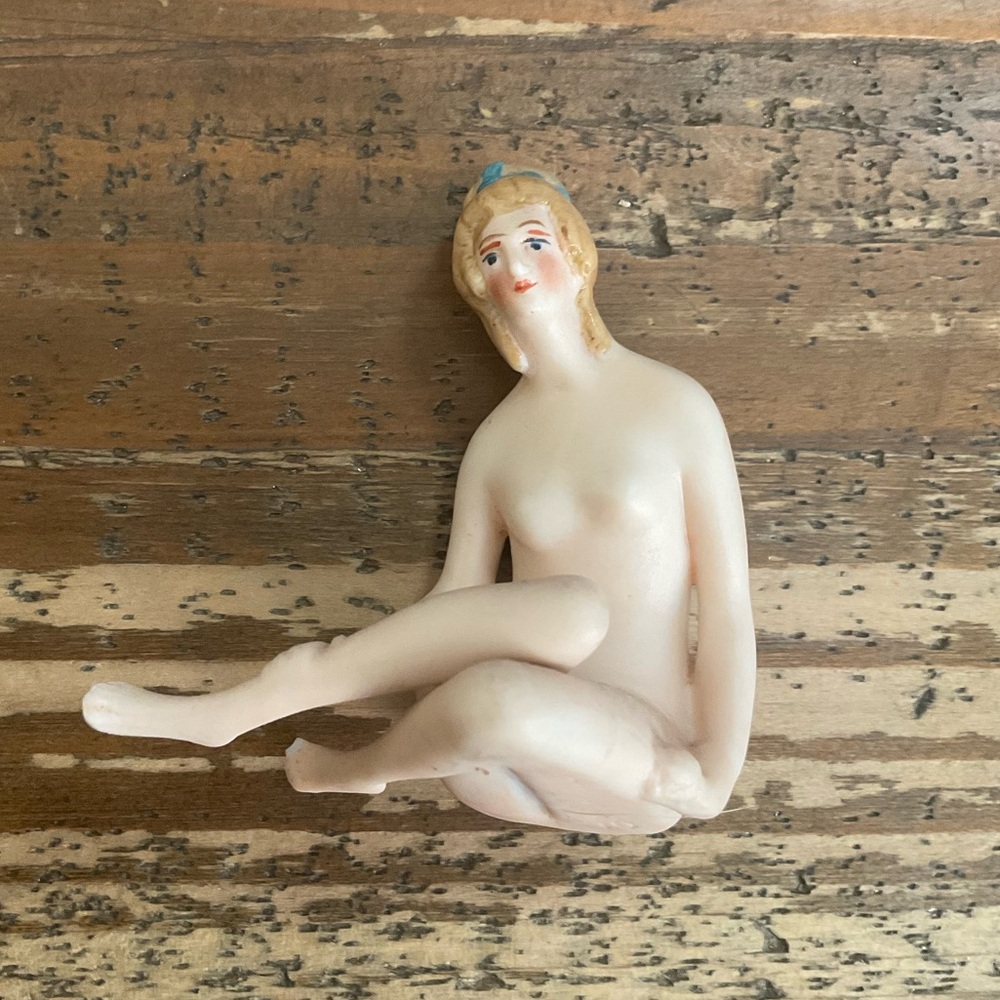 SWEET VINTAGE BISQUE MINIATURE FANCY NUDE BATHING BEAUTY FANCY HAIRSTYLE